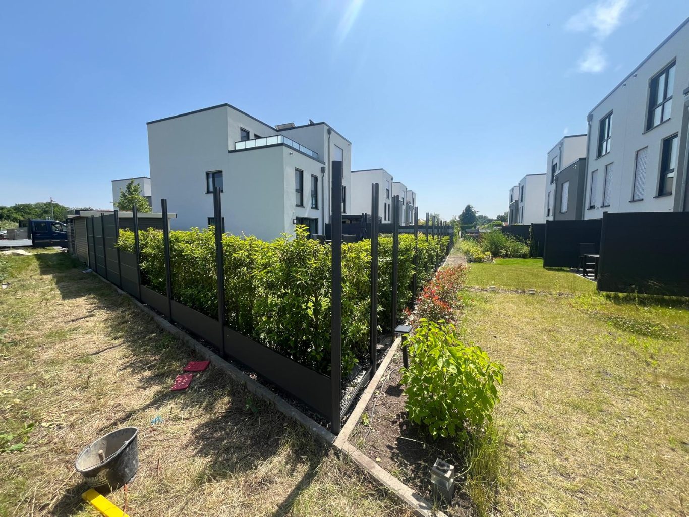 Pfostenelemente gesetzt WPC Zaun